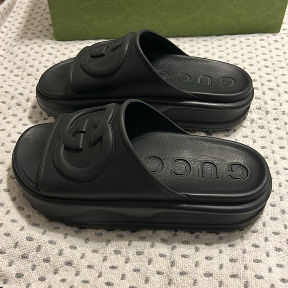 Gucci Women’s Platform Slide with Interlocking G. Black Rubber. - Picture 12 of 16